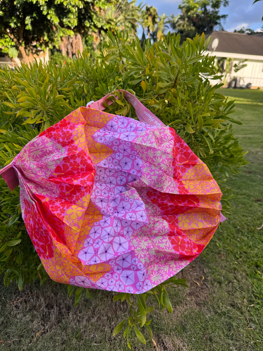 Roll Up Shopping Bag in pink Pua party