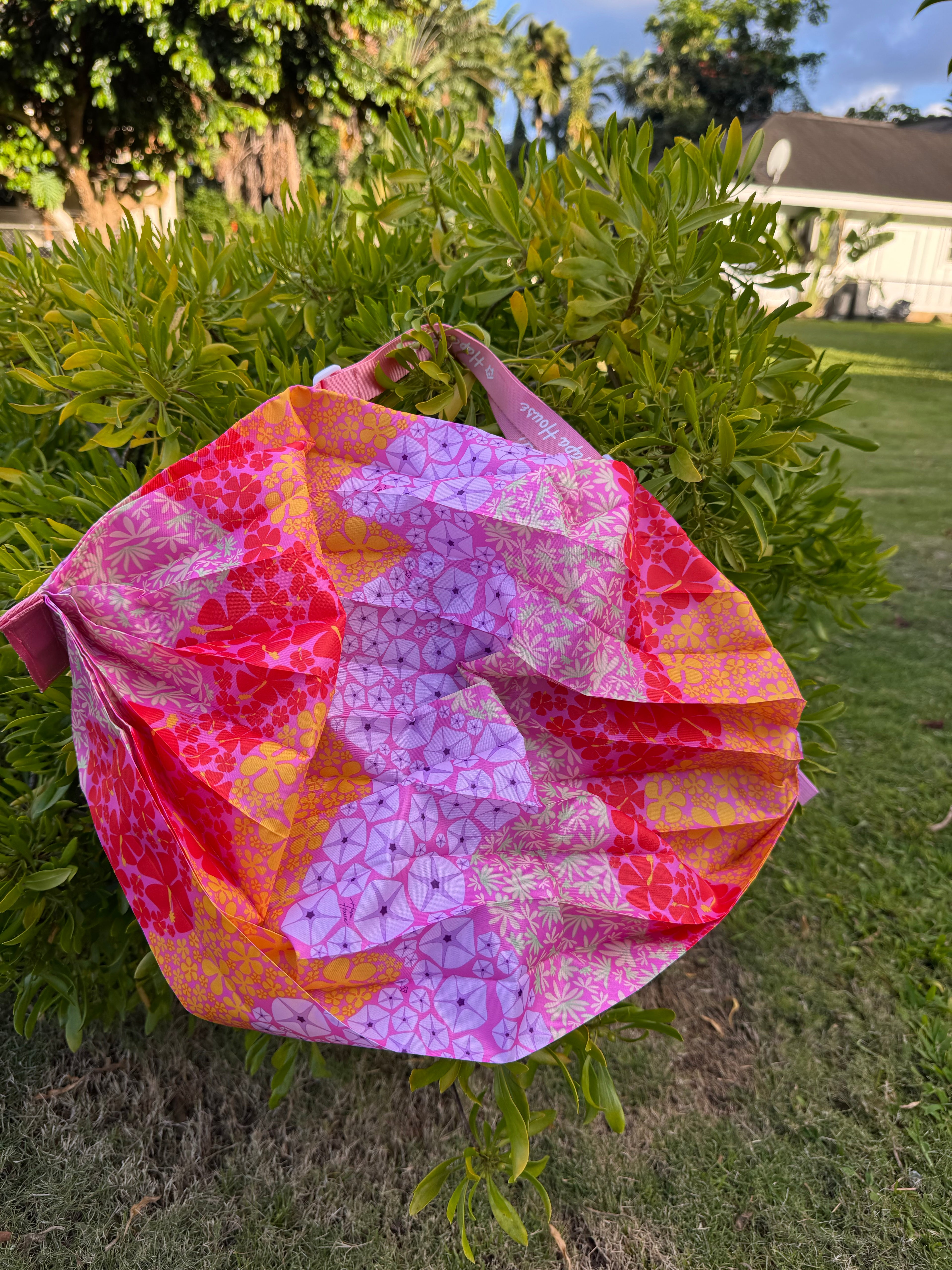 Roll Up Shopping Bag in pink Pua party