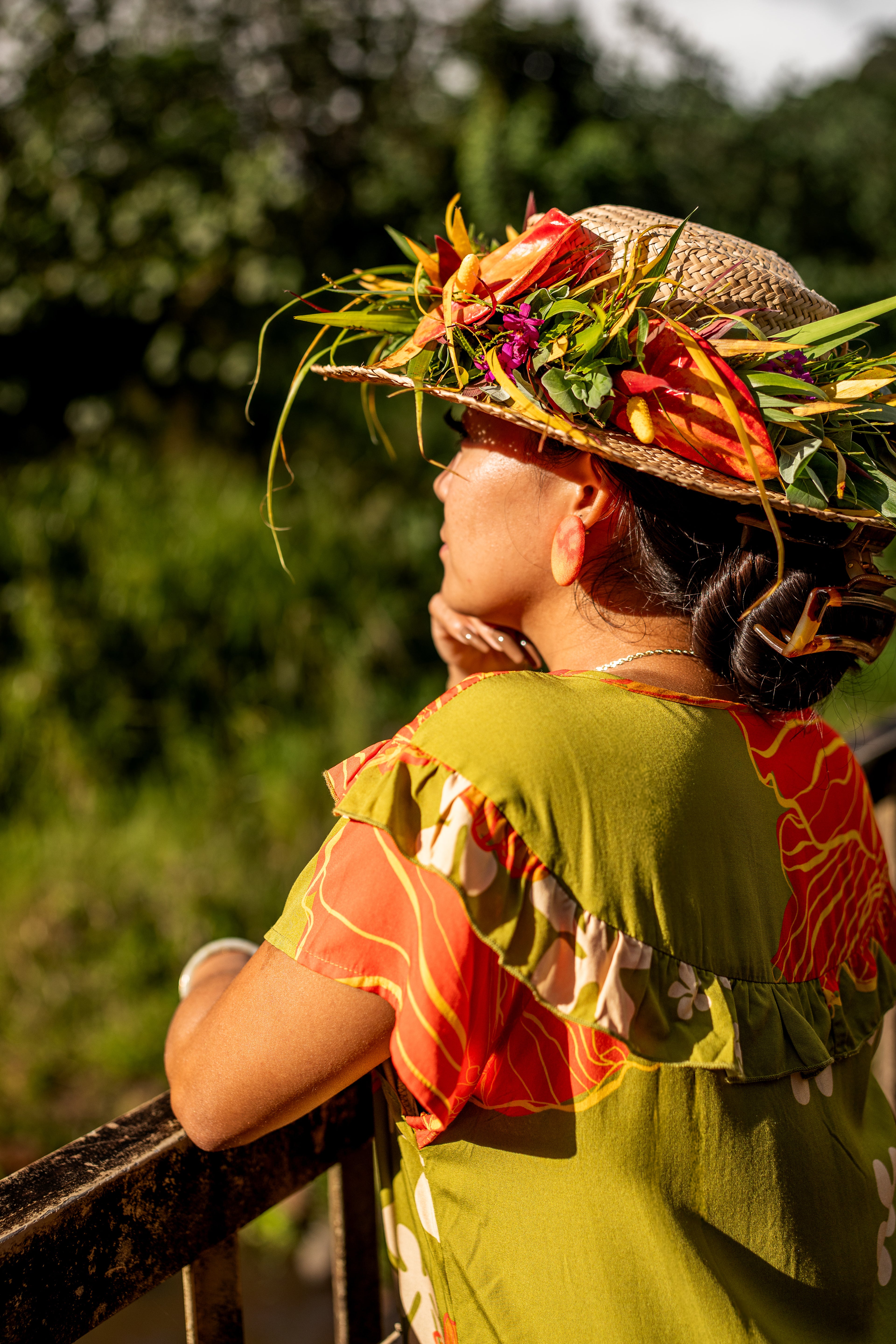 Muʻu in Green and Orange Hibiscus