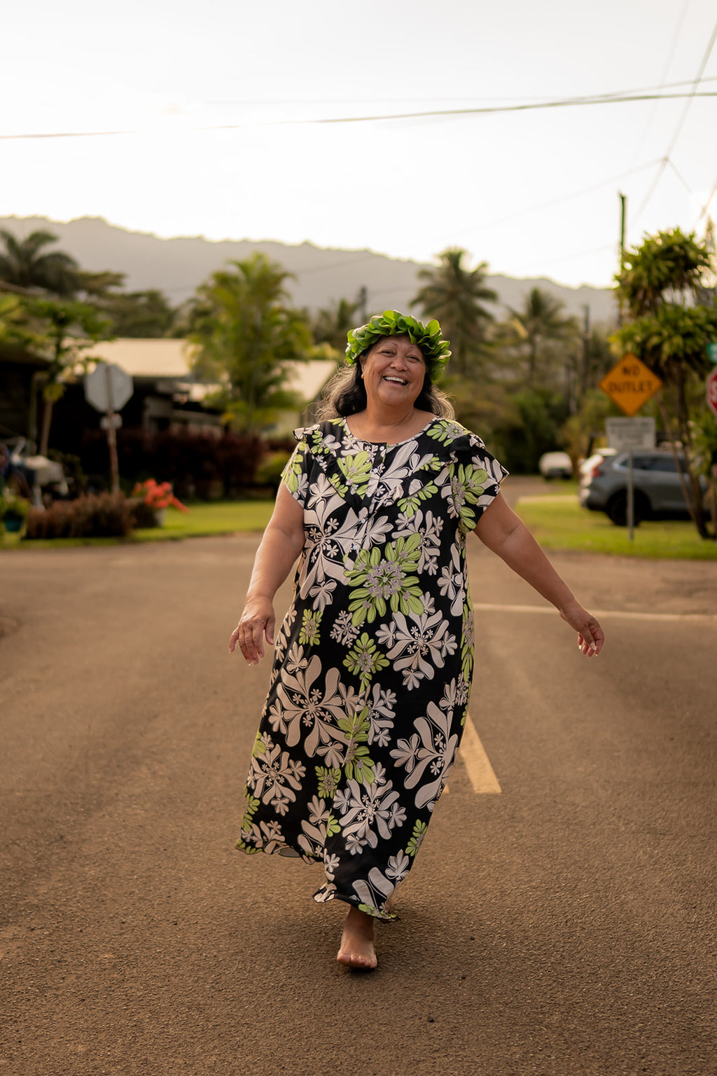 Muʻu in black, white & green naupaka